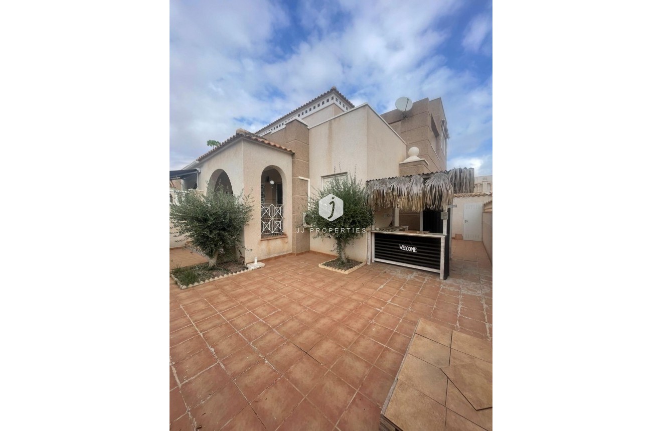 Resale - Chalet -
Torrevieja - aguas nuevas
