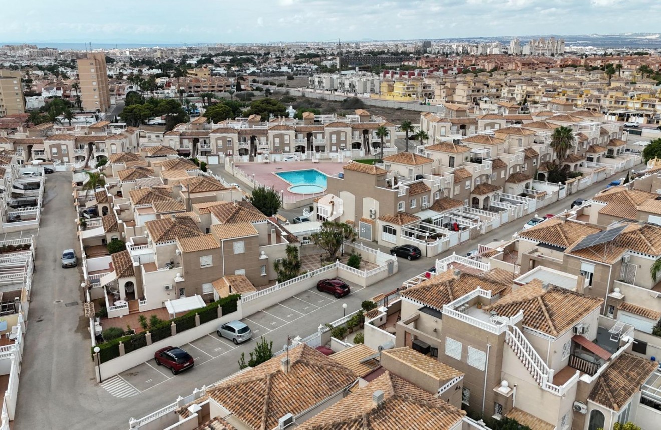 Resale - Chalet -
Torrevieja - aguas nuevas