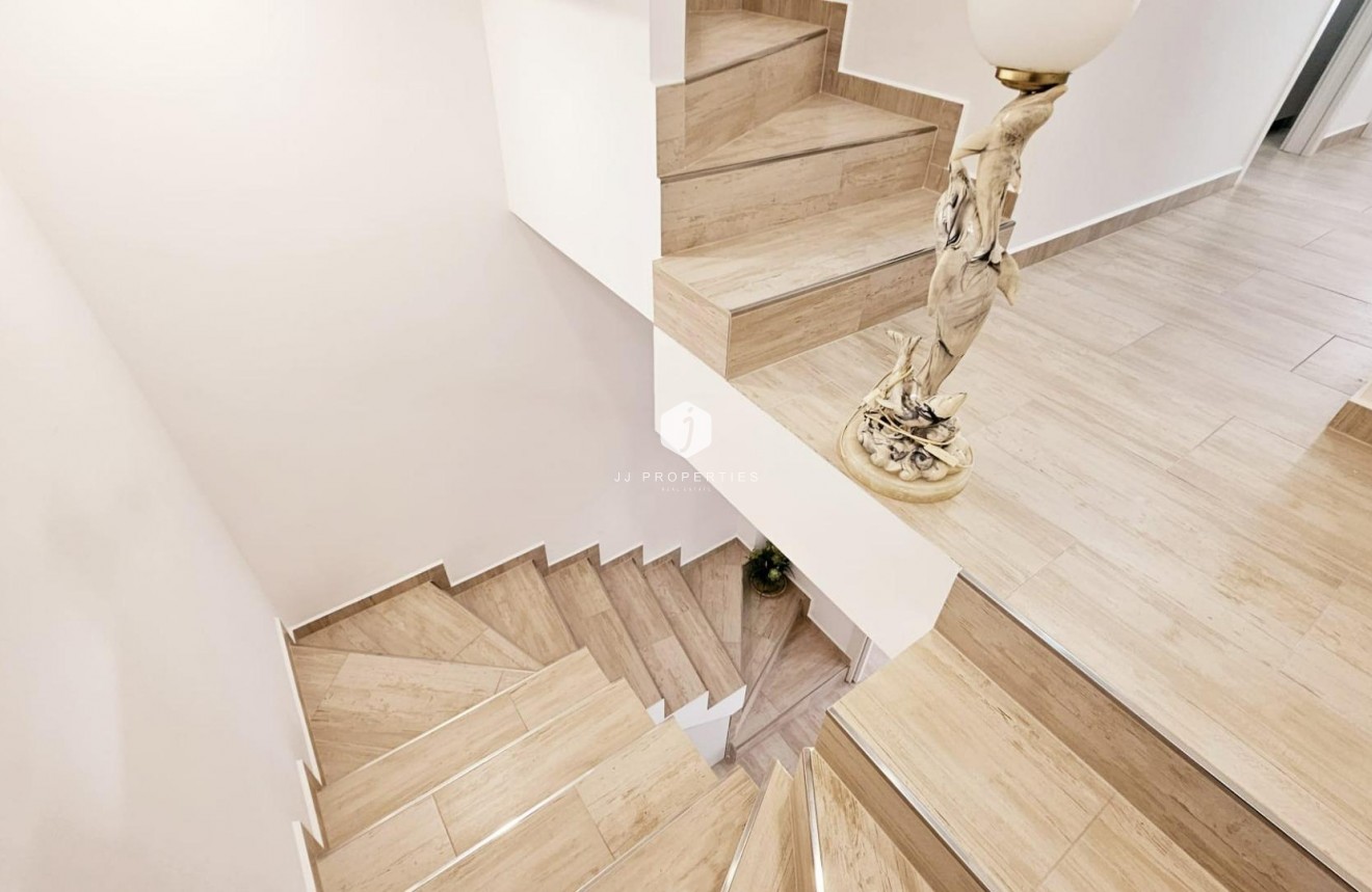 Aus zweiter Hand - Duplex -
Torrevieja - La siesta