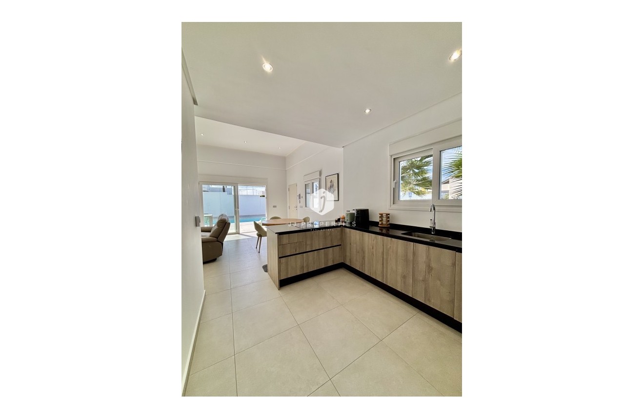 Resale - Villa -
Benijofar - Costa Blanca