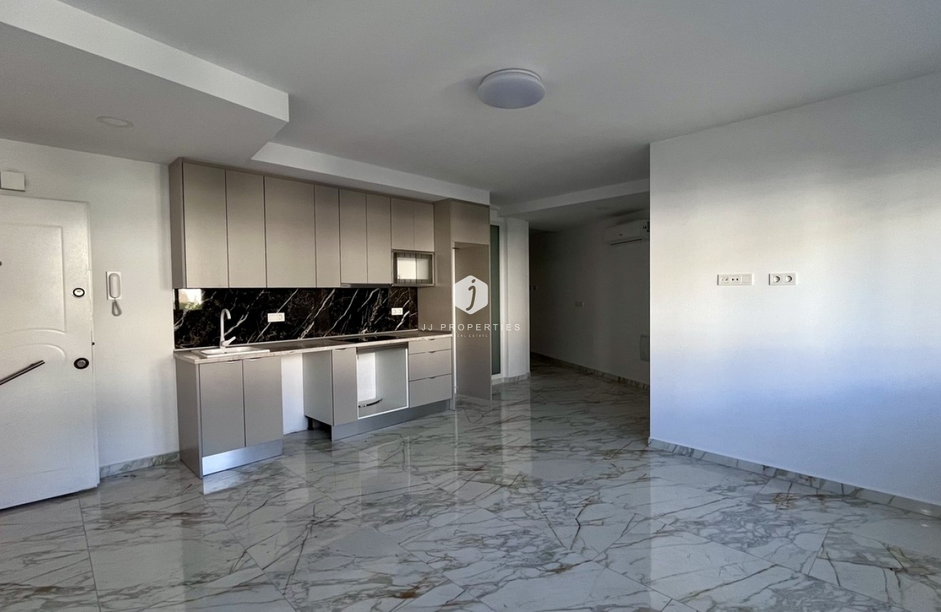 Resale - Apartment / flat -
Torrevieja - PLAYA LOS LOCOS