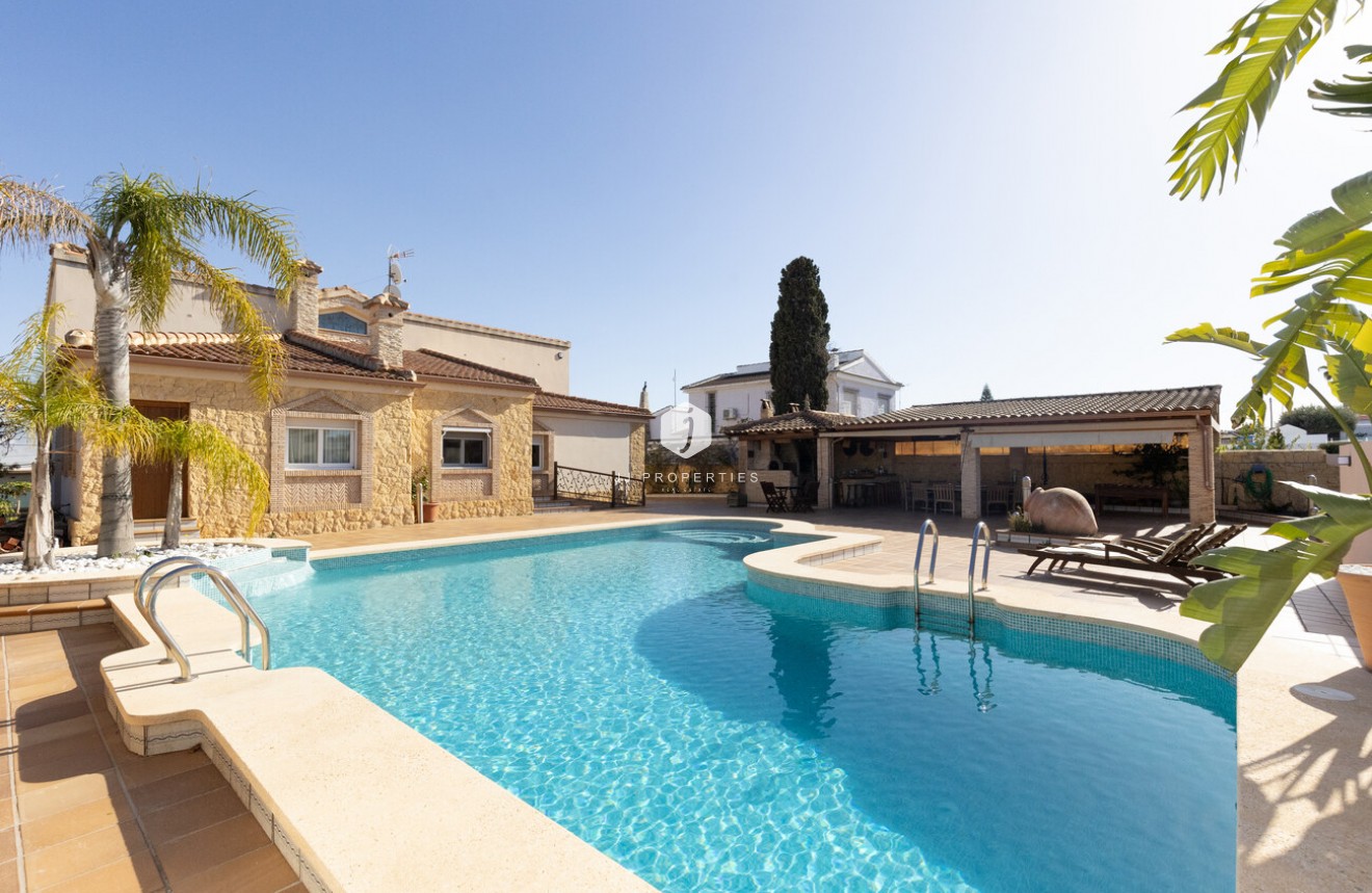 Resale - Villa -
Torrevieja - Costa Blanca