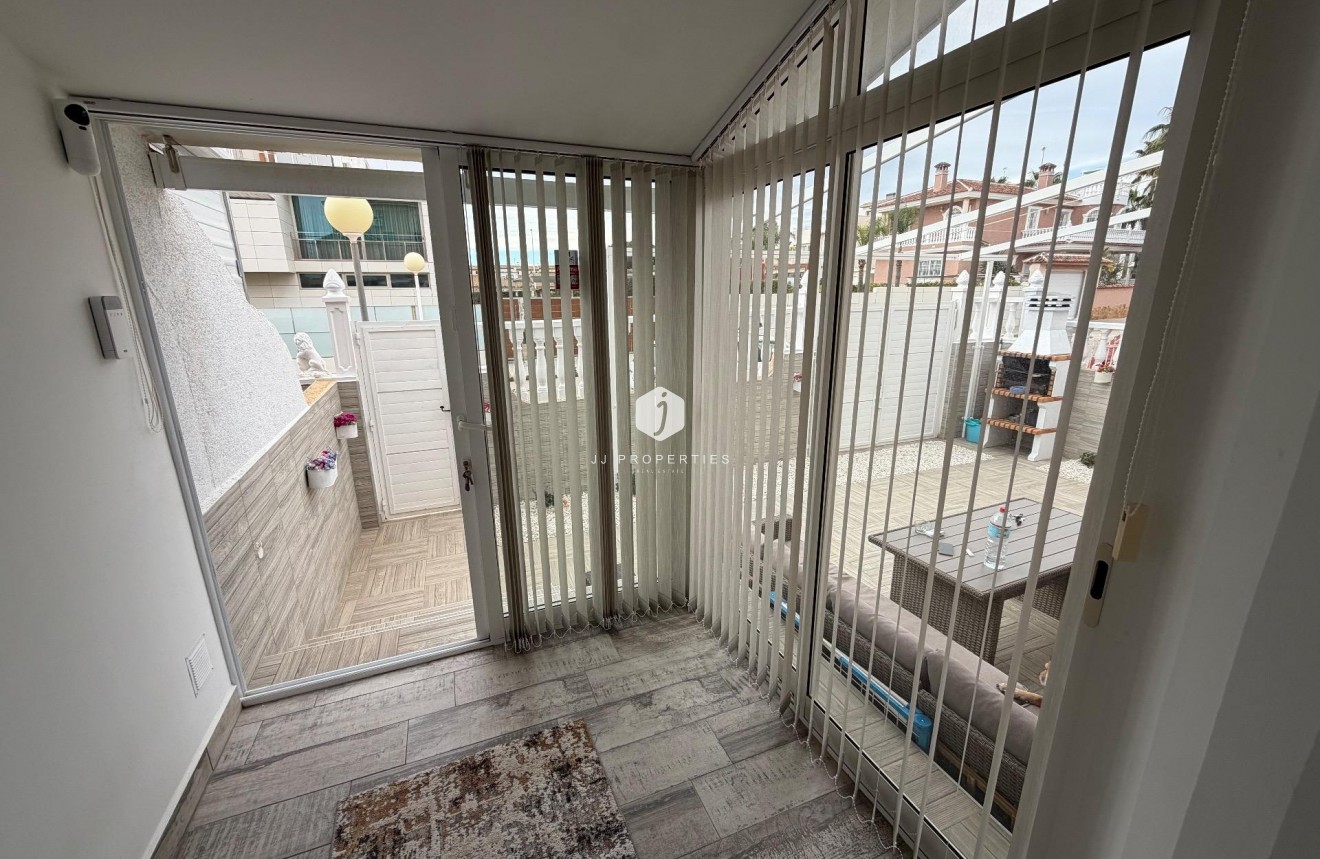 Resale - Chalet -
Orihuela Costa - La Zenia