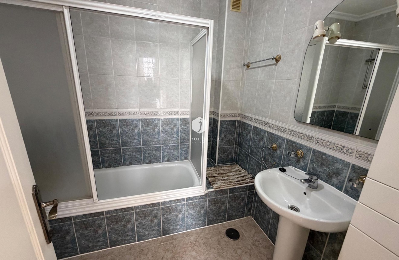 Resale - Chalet -
Orihuela Costa - La Zenia