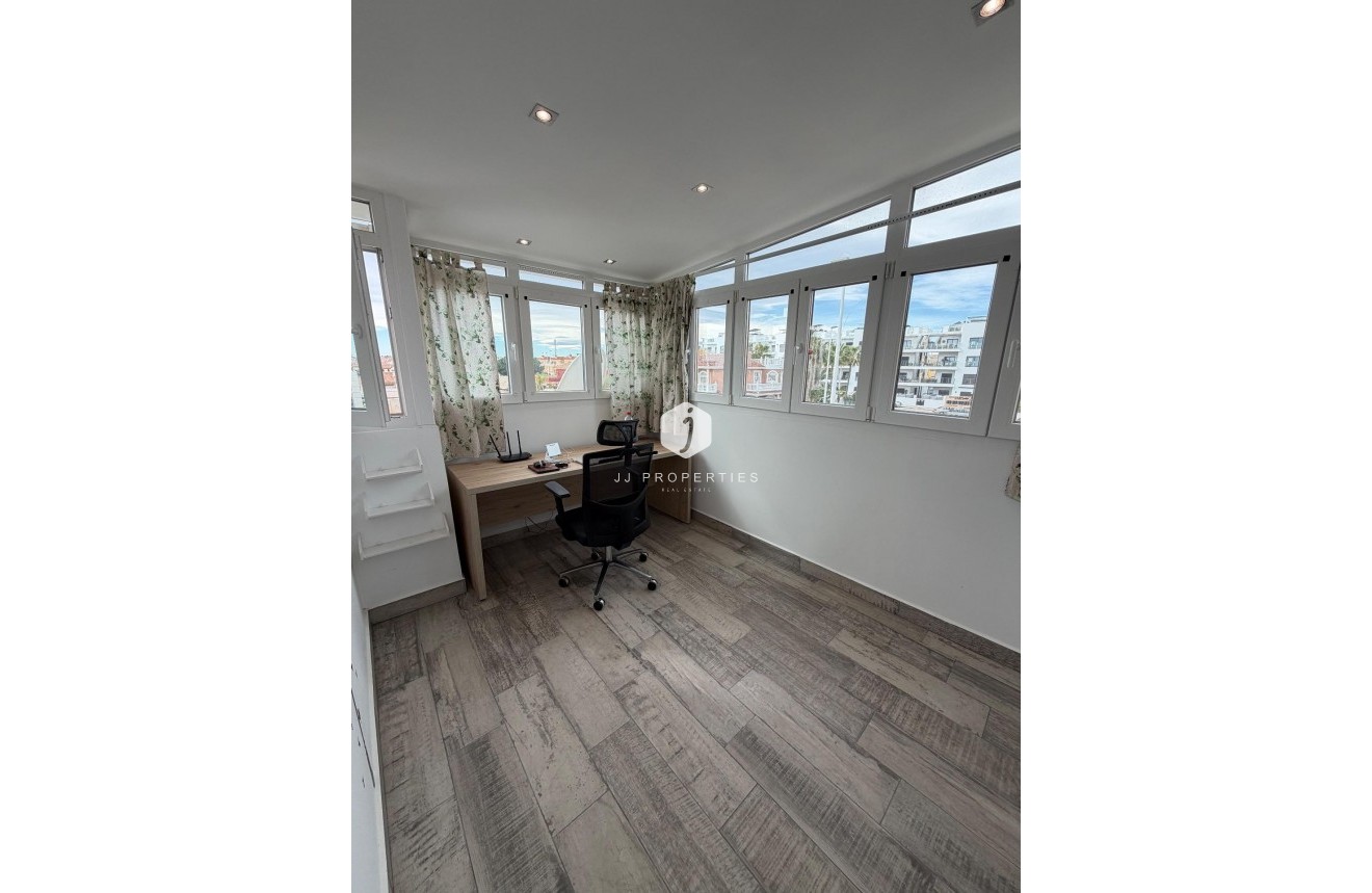 Resale - Chalet -
Orihuela Costa - La Zenia