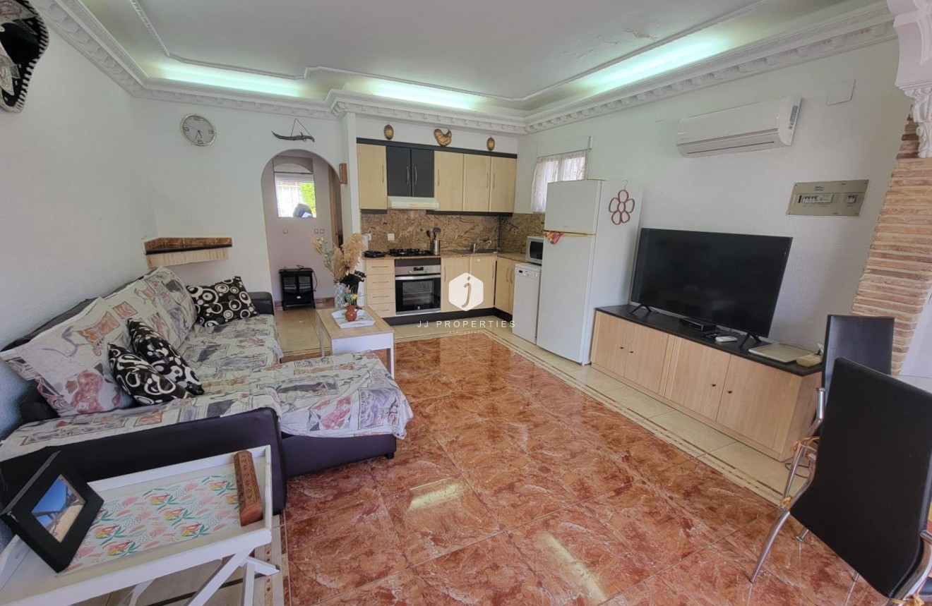 Resale - Chalet -
Torrevieja - El chaparral