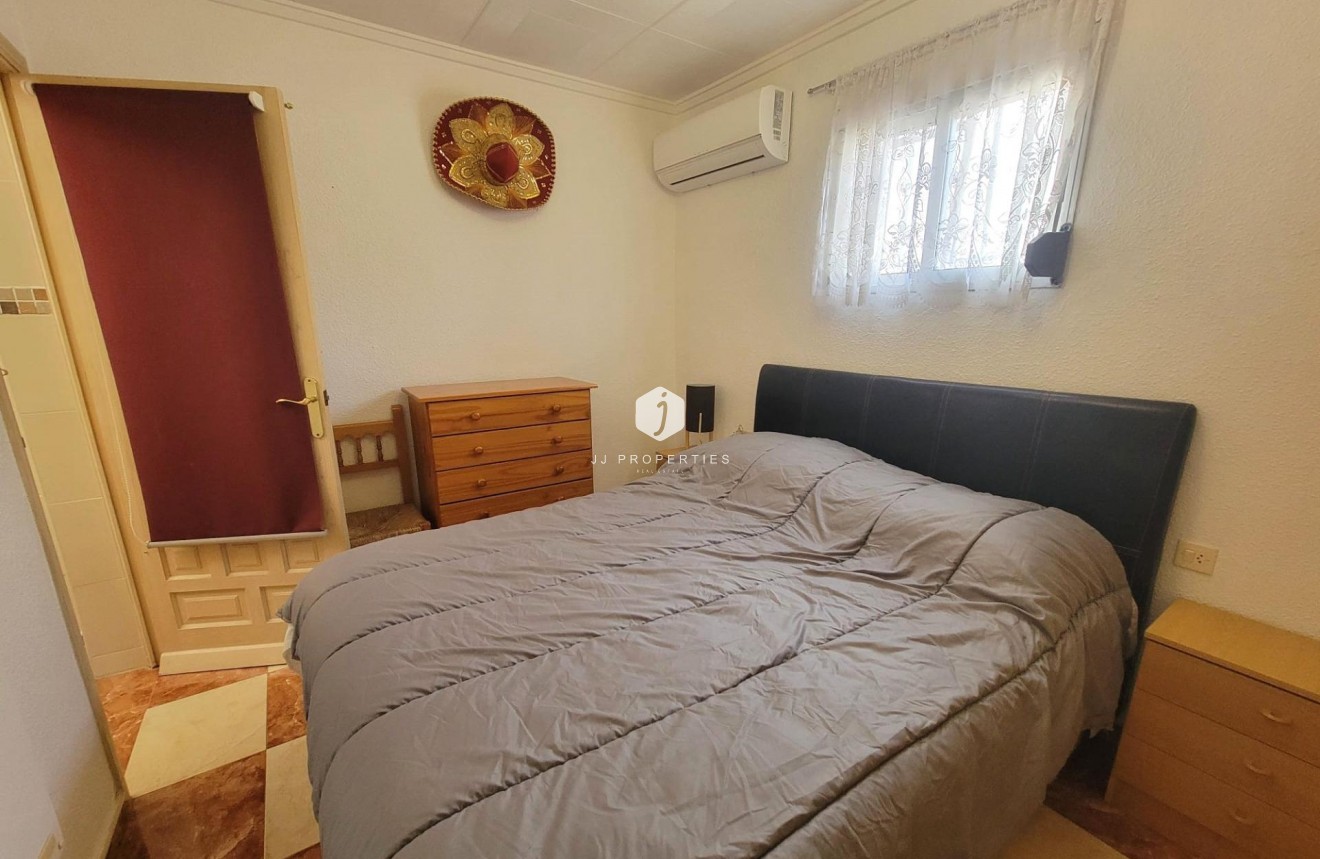 Resale - Chalet -
Torrevieja - El chaparral