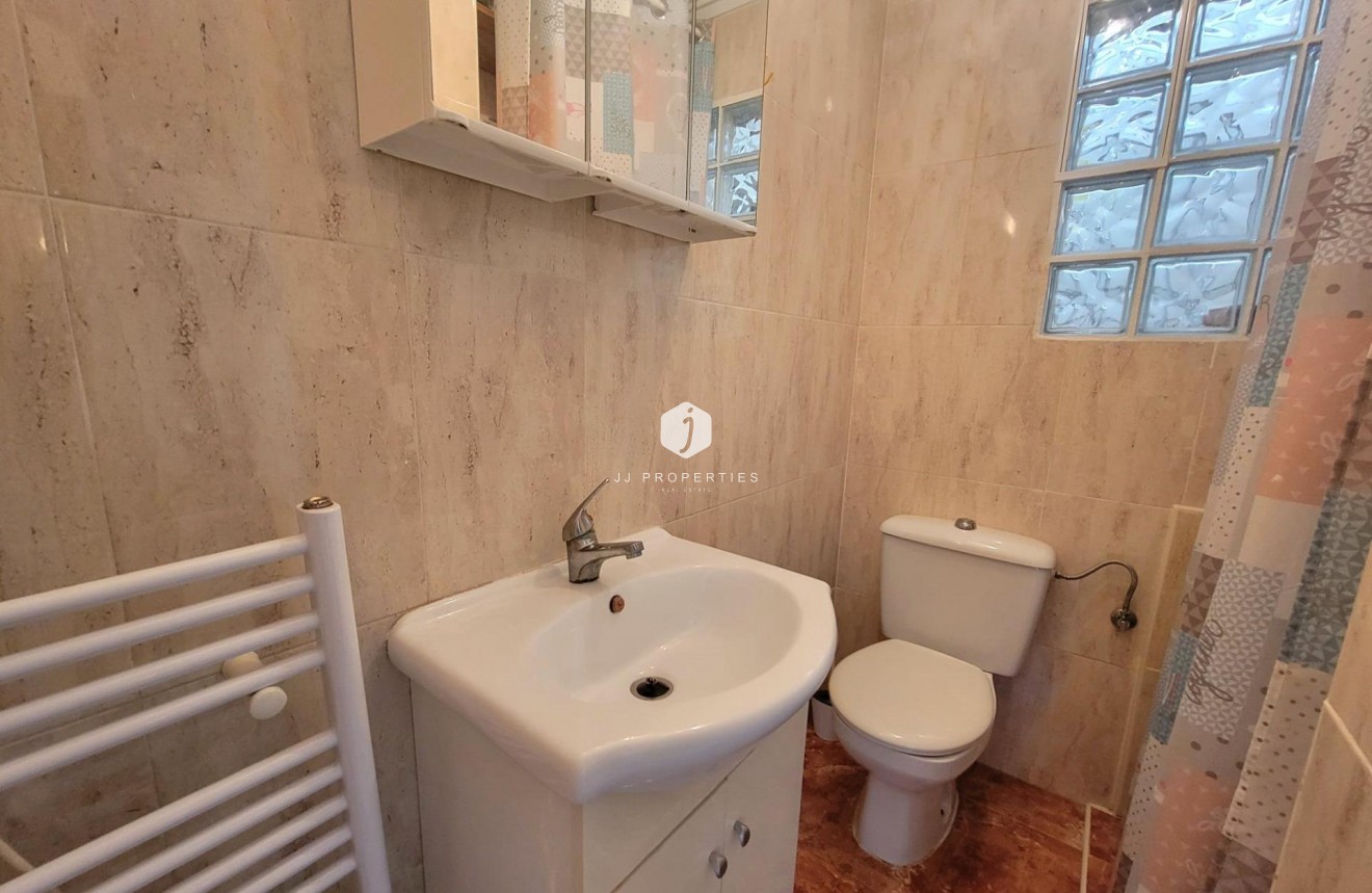 Resale - Chalet -
Torrevieja - El chaparral