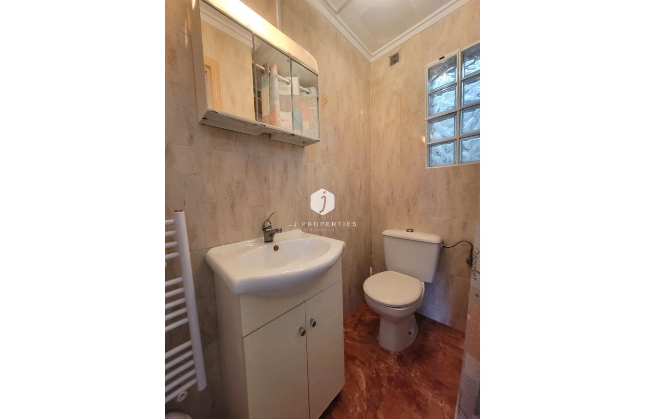 Resale - Chalet -
Torrevieja - El chaparral