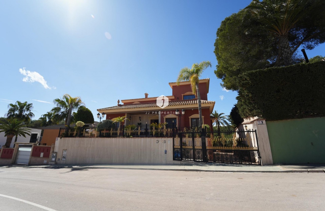 Resale - Villa -
Orihuela Costa - Campoamor