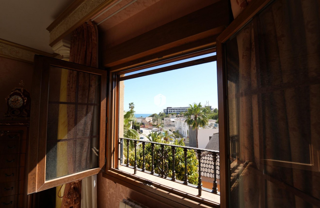 Resale - Villa -
Orihuela Costa - Campoamor