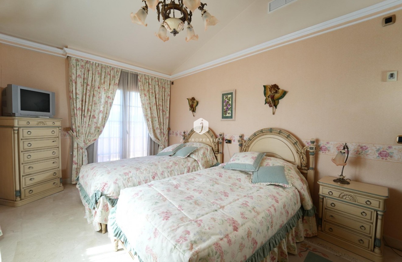 Resale - Villa -
Orihuela Costa - Campoamor