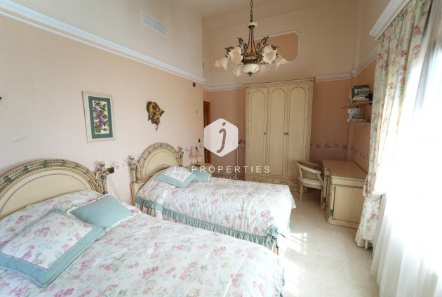 Resale - Villa -
Orihuela Costa - Campoamor