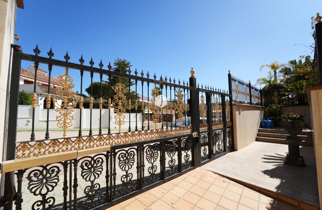 Resale - Villa -
Orihuela Costa - Campoamor
