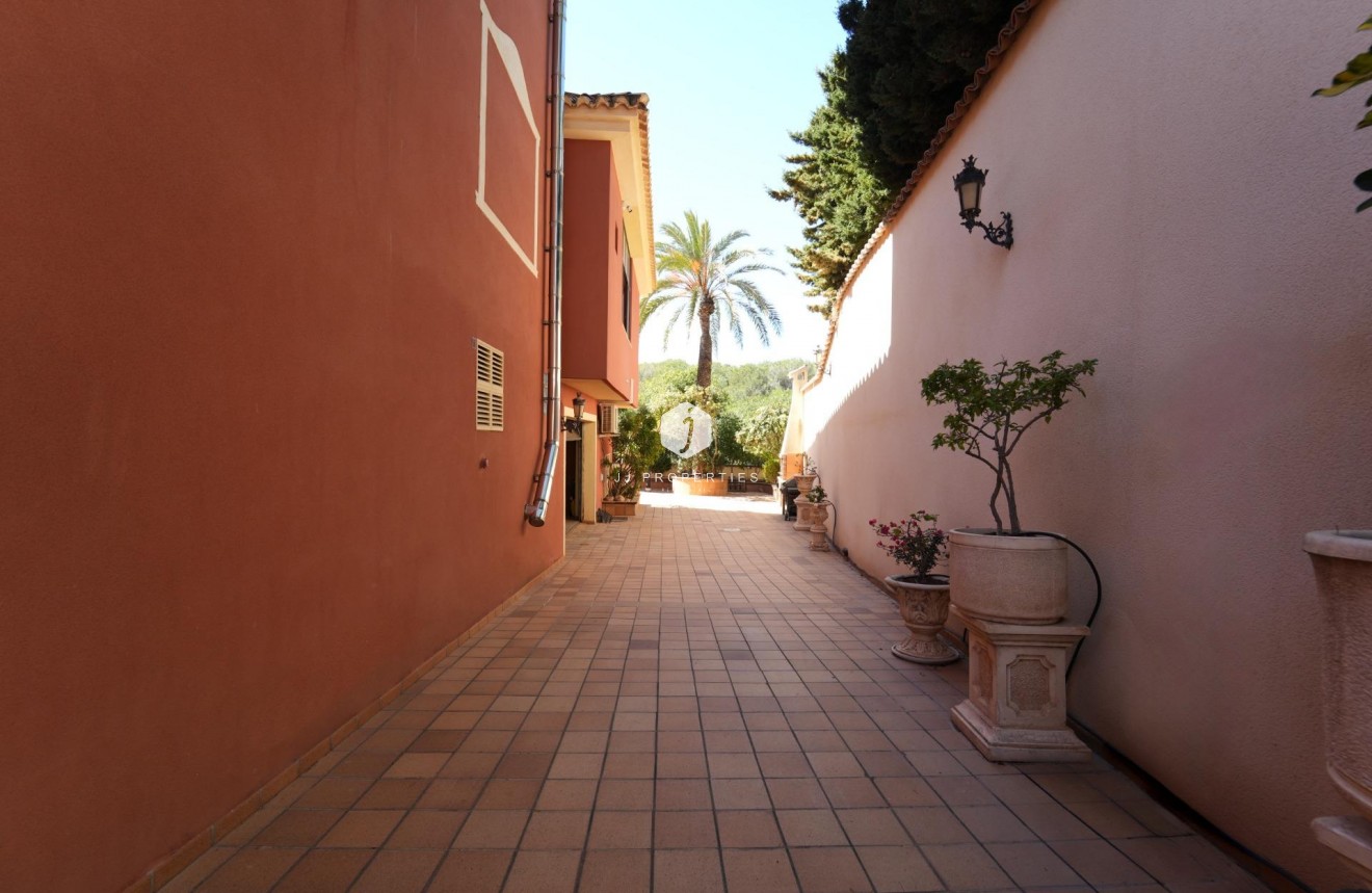 Resale - Villa -
Orihuela Costa - Campoamor