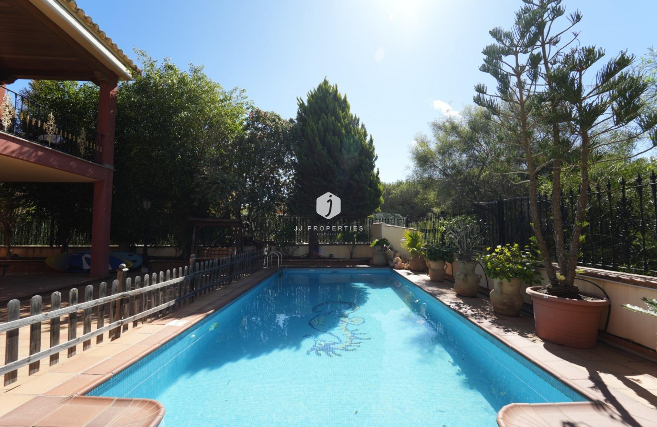 Resale - Villa -
Orihuela Costa - Campoamor