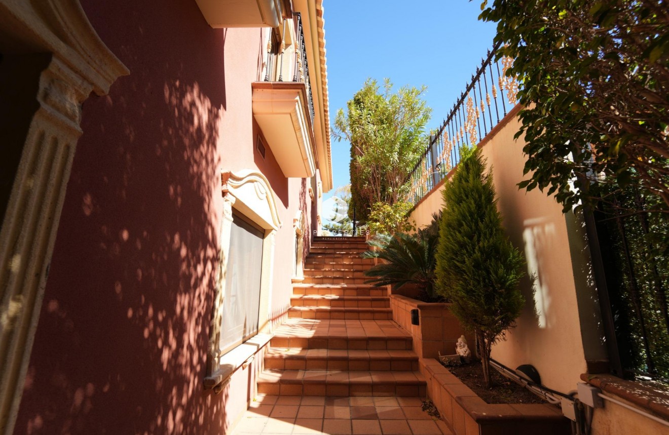 Resale - Villa -
Orihuela Costa - Campoamor
