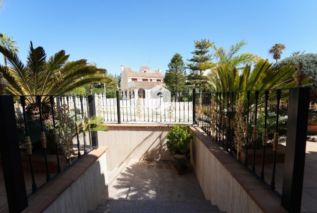 Resale - Villa -
Orihuela Costa - Campoamor