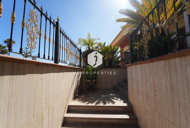 Resale - Villa -
Orihuela Costa - Campoamor