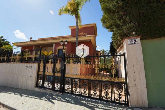 Resale - Villa -
Orihuela Costa - Campoamor
