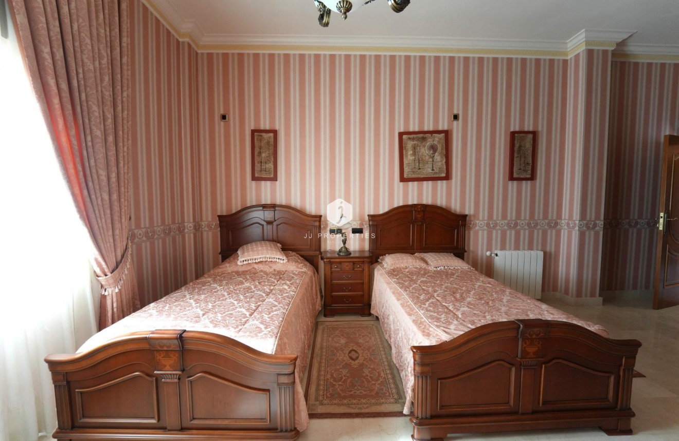 Resale - Villa -
Orihuela Costa - Campoamor