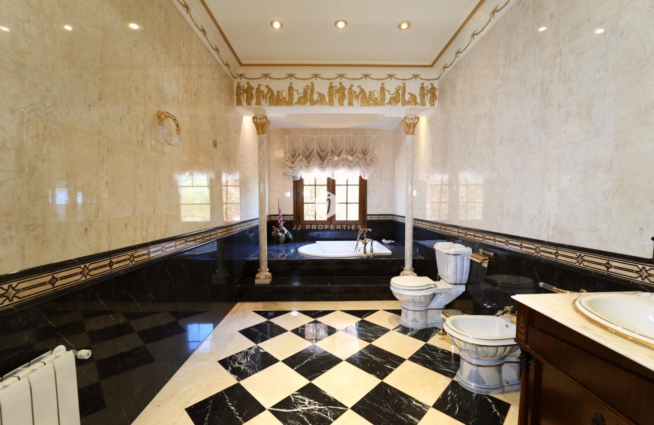 Resale - Villa -
Orihuela Costa - Campoamor