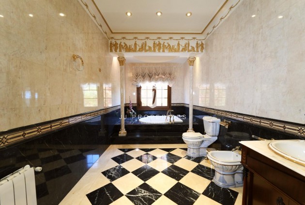 Resale - Villa -
Orihuela Costa - Campoamor