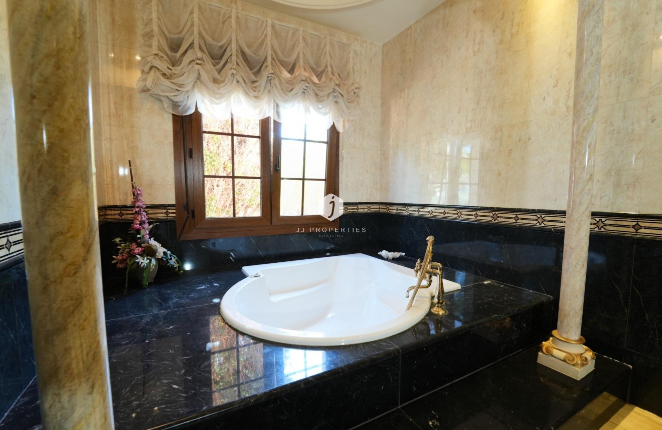 Resale - Villa -
Orihuela Costa - Campoamor