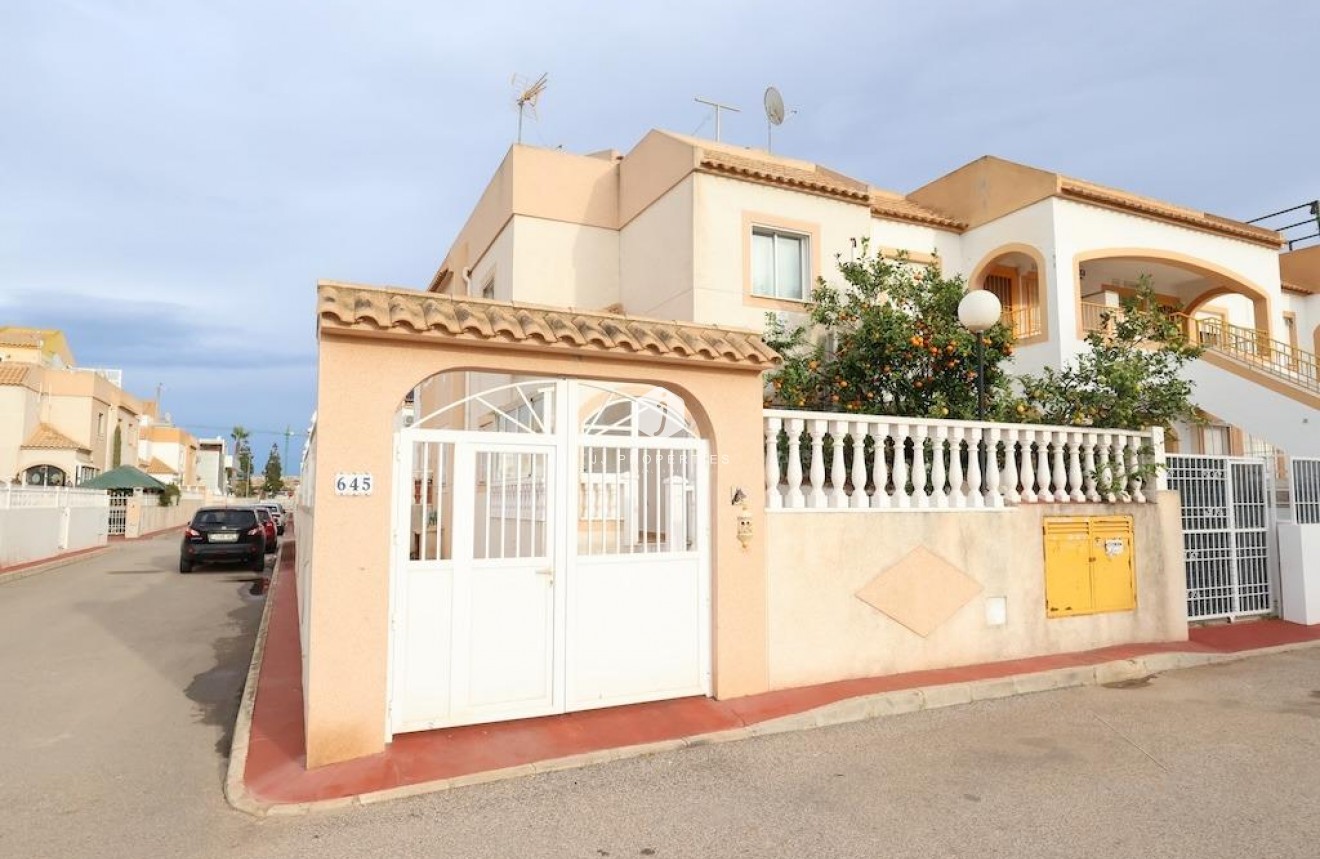 Resale - Chalet -
Torrevieja - Costa Blanca