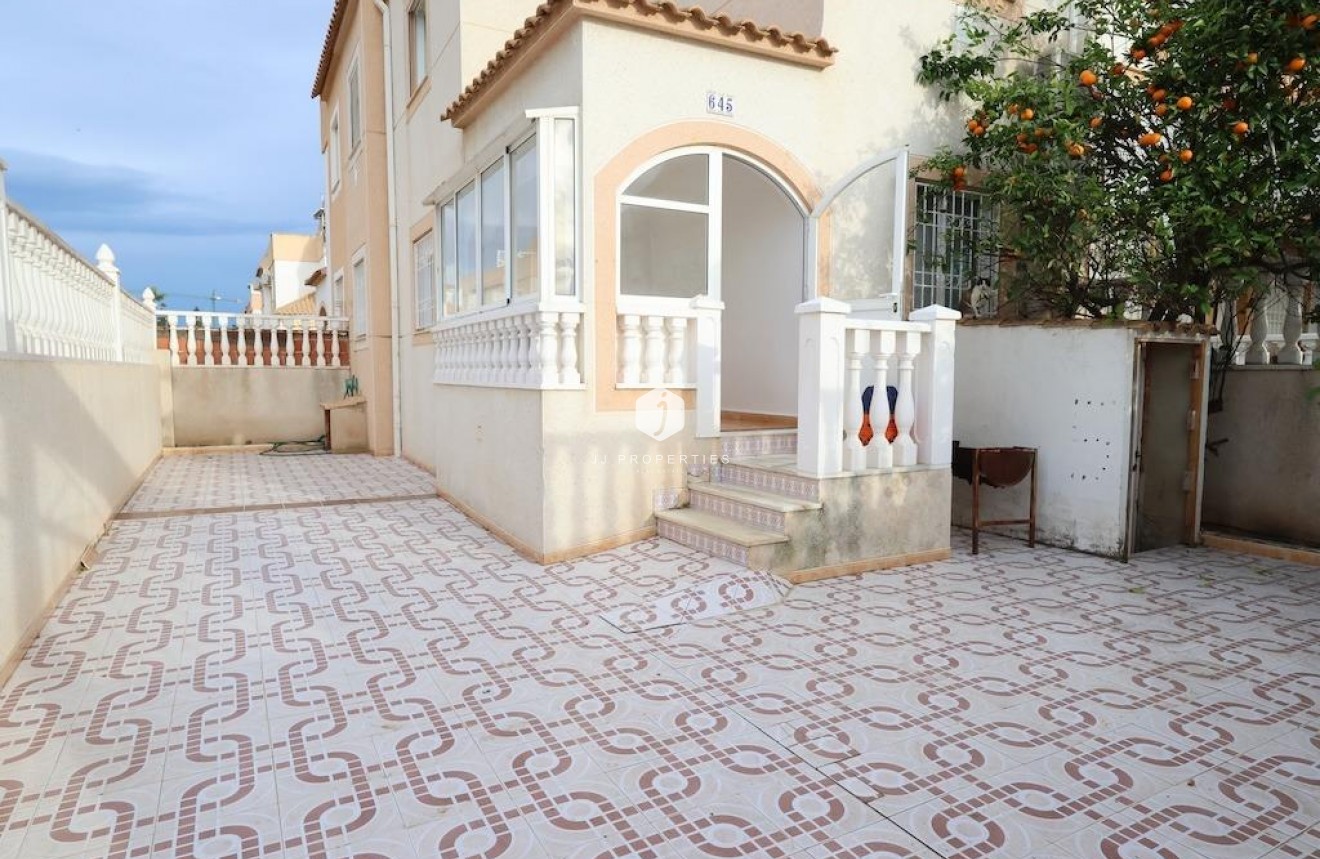 Resale - Chalet -
Torrevieja - Costa Blanca