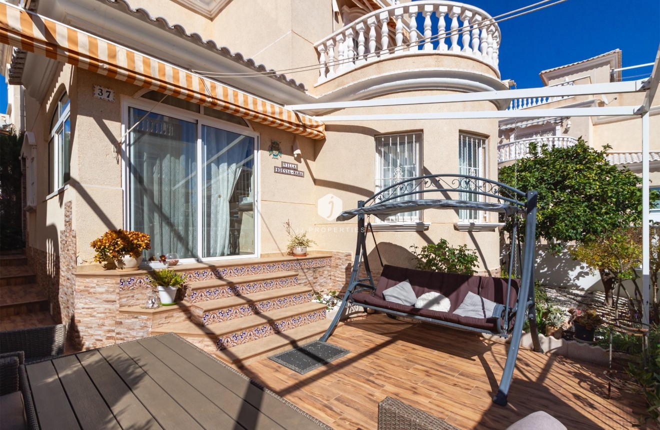 Resale - Villa -
Orihuela Costa - Los Almendros-la Florida