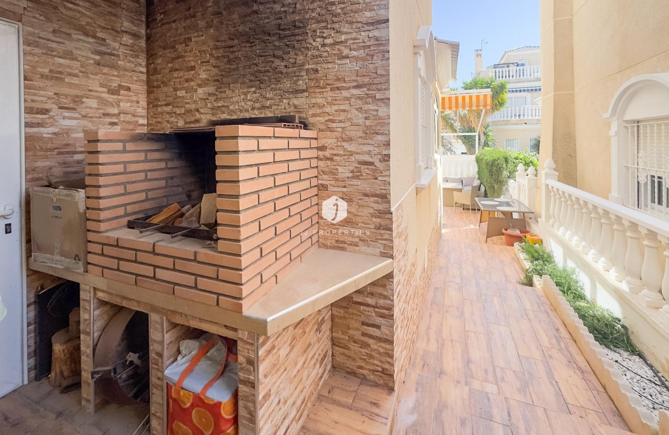 Resale - Villa -
Orihuela Costa - Los Almendros-la Florida