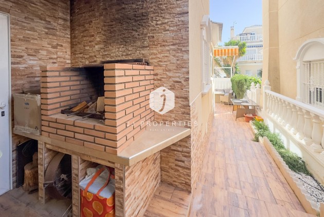 Resale - Villa -
Orihuela Costa - Los Almendros-la Florida