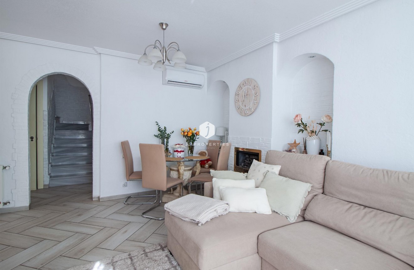 Resale - Villa -
Orihuela Costa - Los Almendros-la Florida