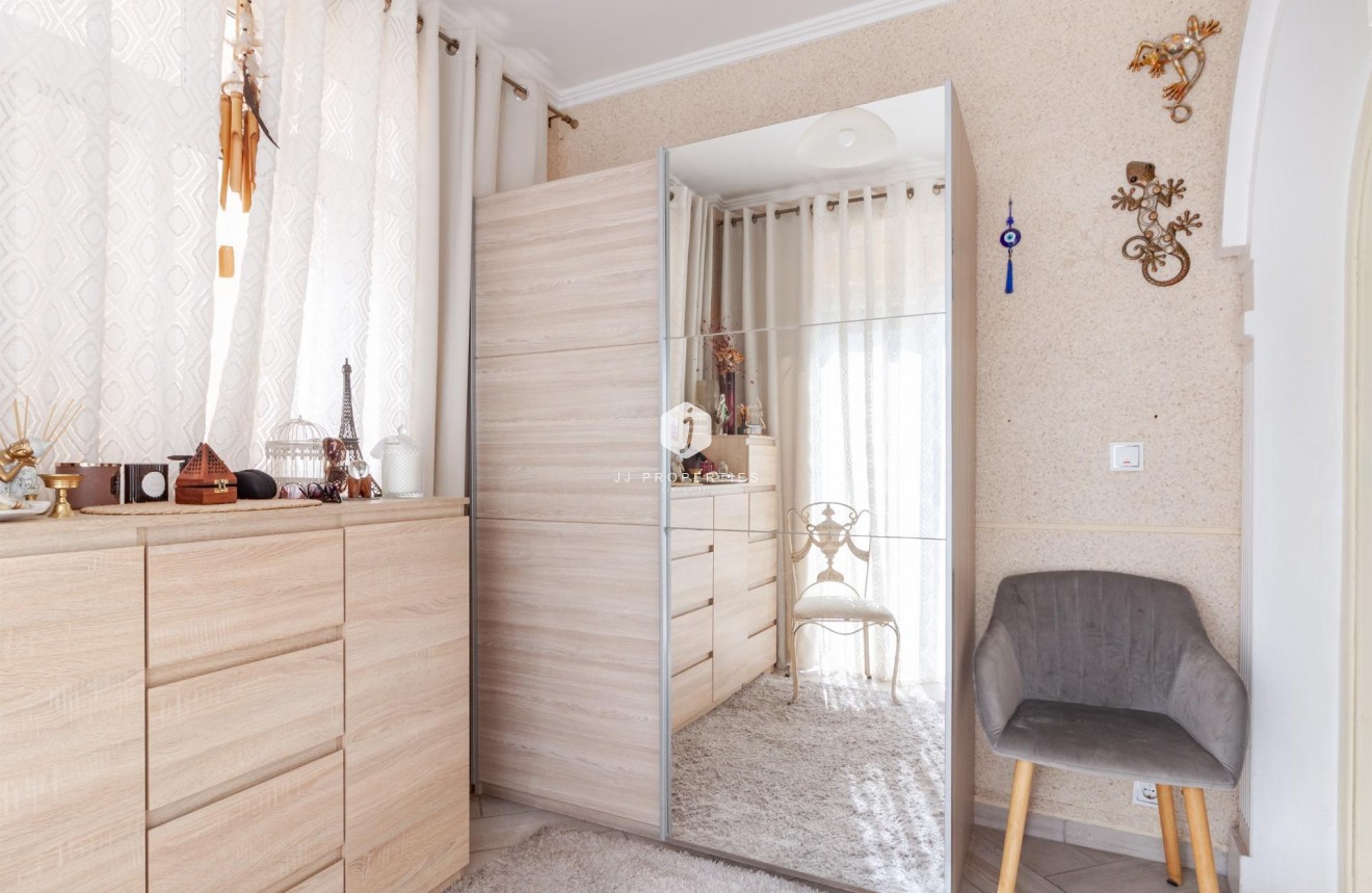 Resale - Villa -
Orihuela Costa - Los Almendros-la Florida