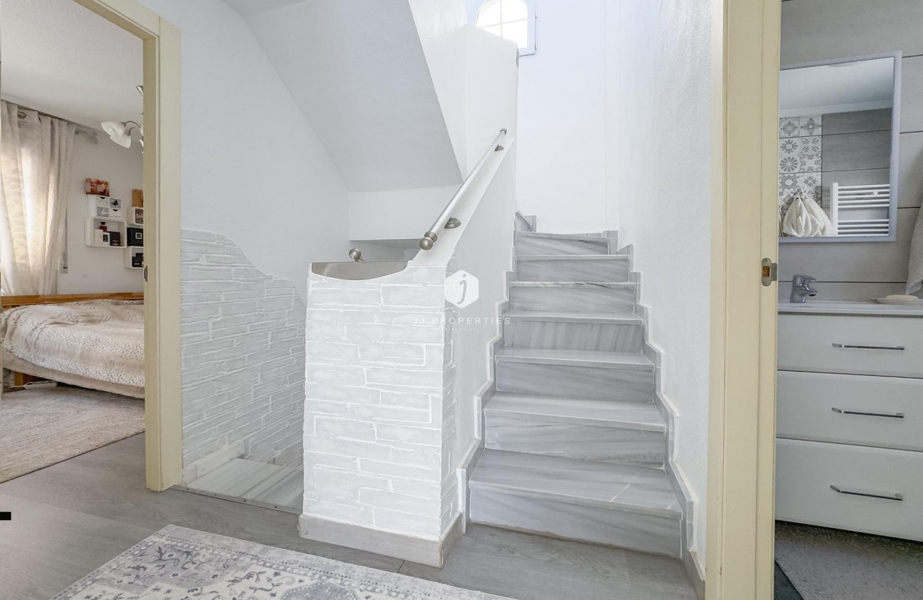 Resale - Villa -
Orihuela Costa - Los Almendros-la Florida