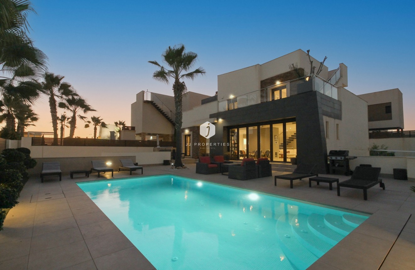 Resale - Villa -
Torrevieja - Costa Blanca