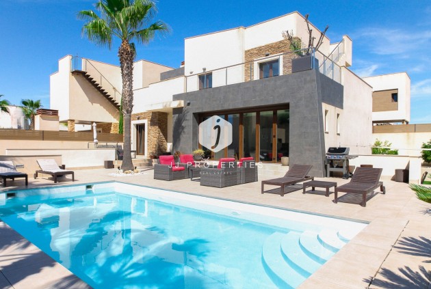 Resale - Villa -
Torrevieja - Costa Blanca