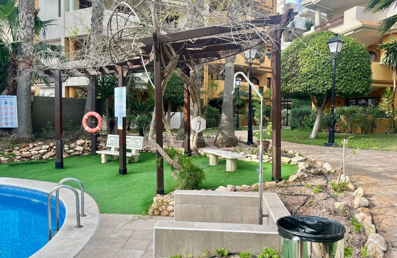 Resale - Bungalow -
Torrevieja - Punta prima