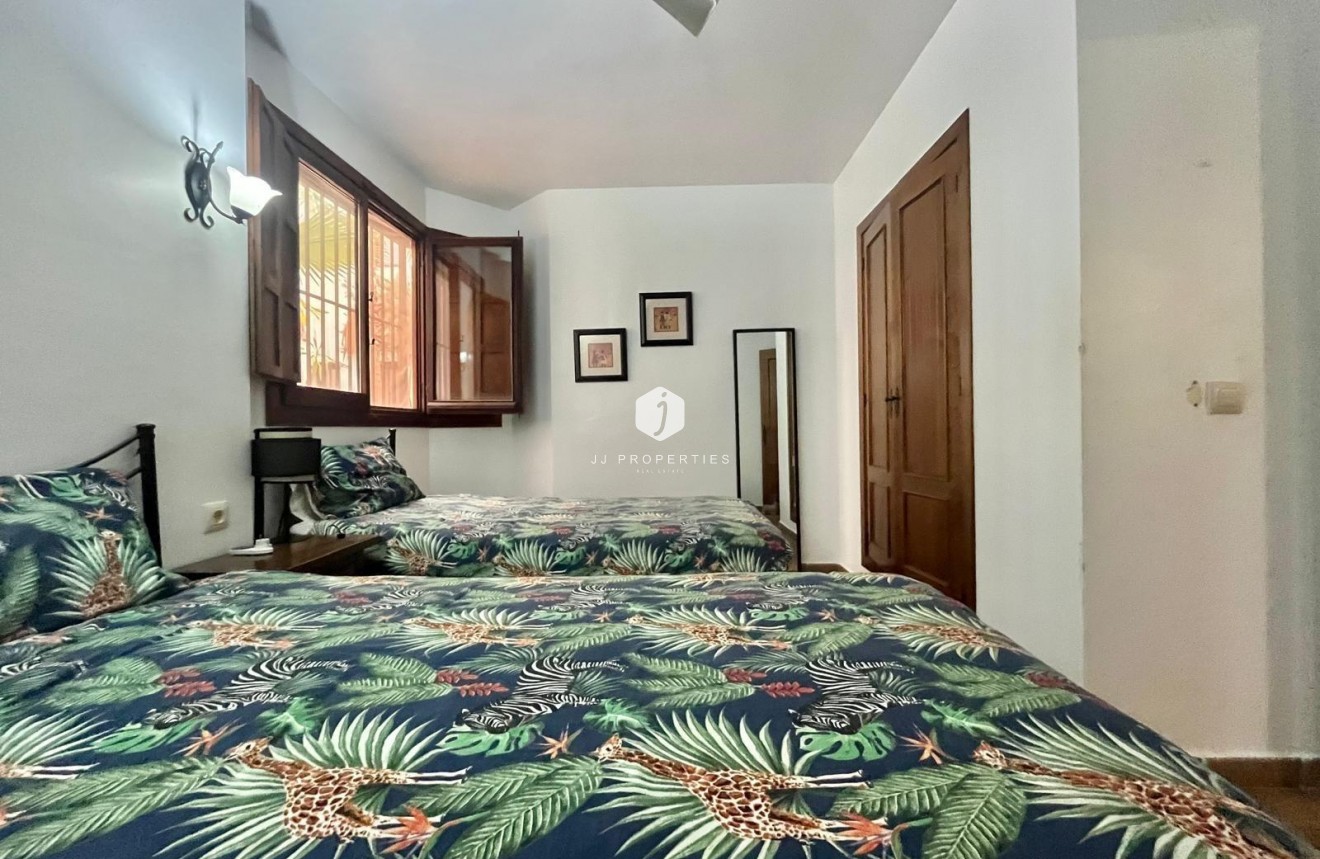 Resale - Bungalow -
Torrevieja - Punta prima