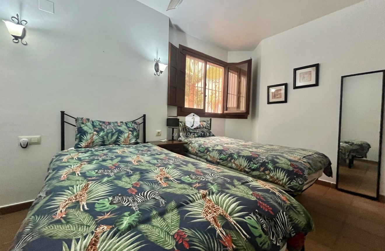 Resale - Bungalow -
Torrevieja - Punta prima