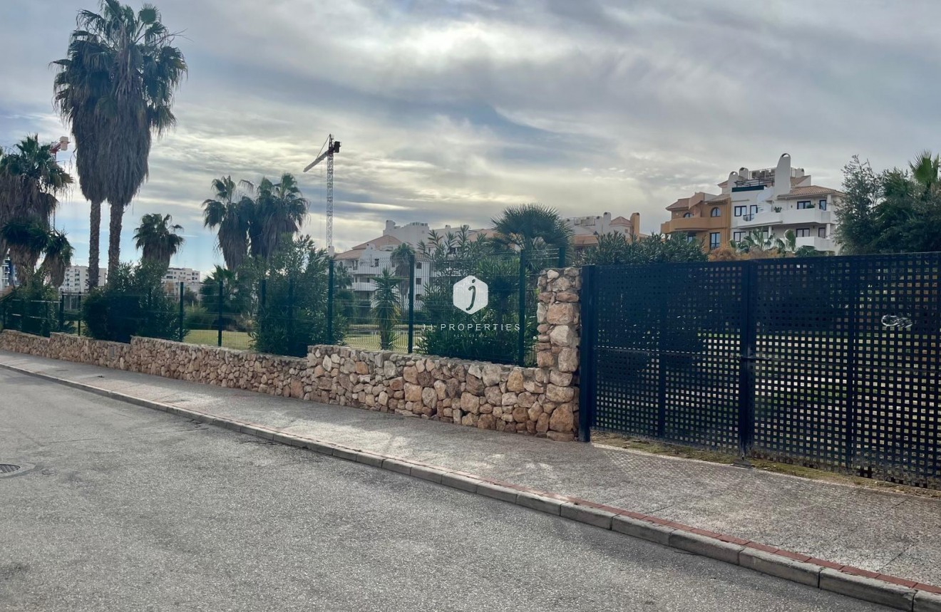 Resale - Bungalow -
Torrevieja - Punta prima