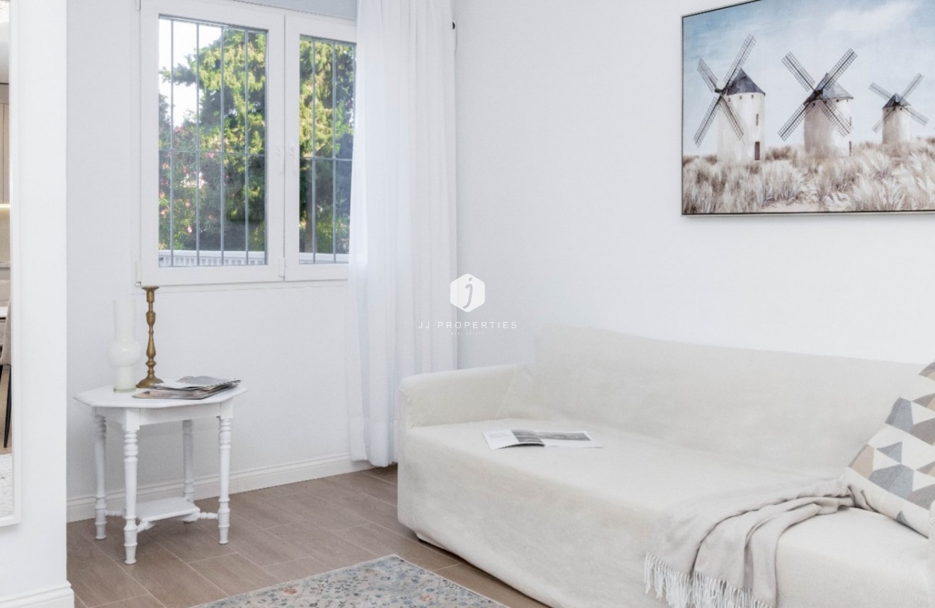 Resale - Chalet -
Orihuela Costa - Costa Blanca