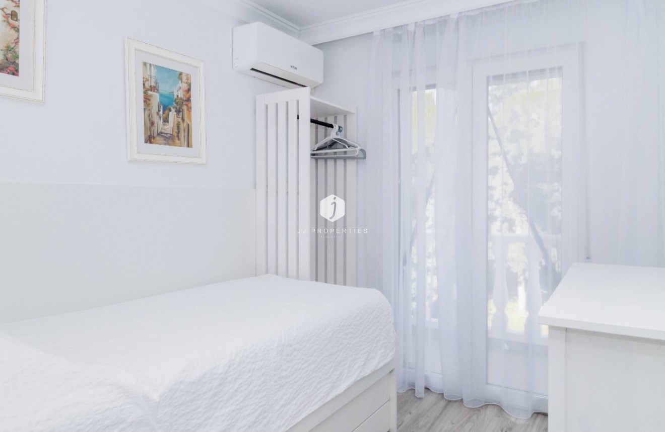 Resale - Chalet -
Orihuela Costa - Costa Blanca