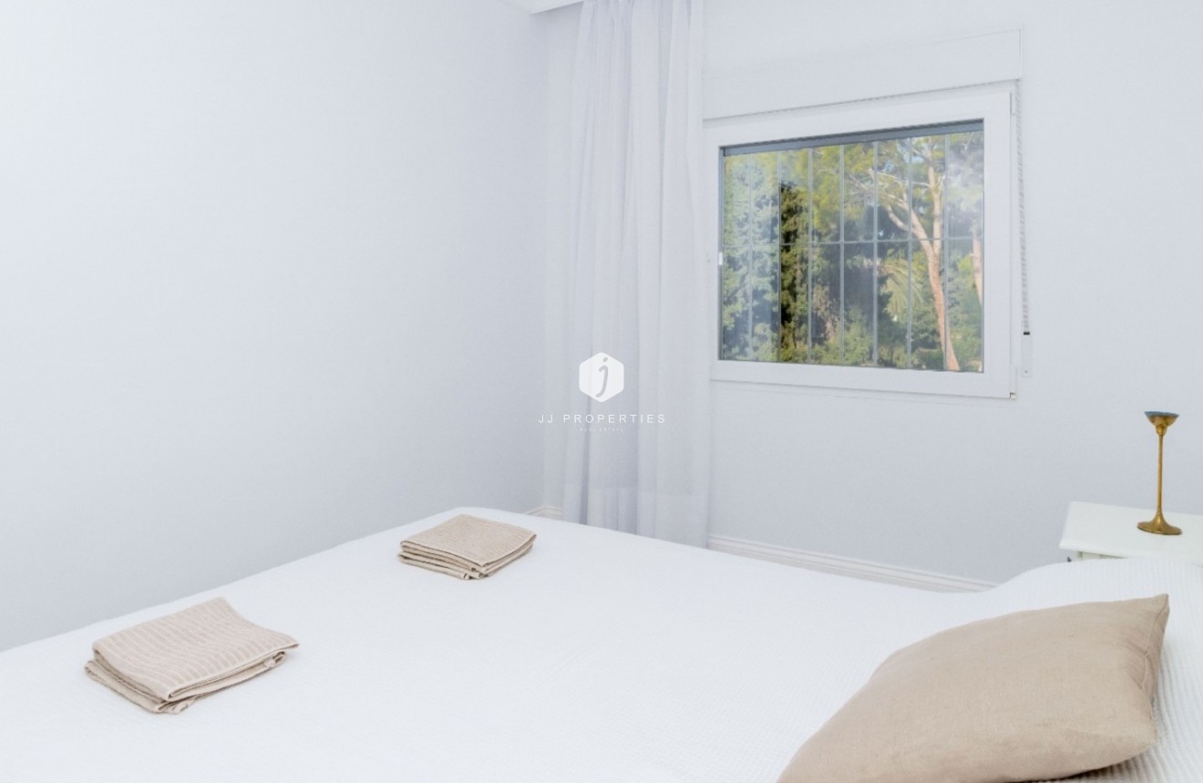 Resale - Chalet -
Orihuela Costa - Costa Blanca