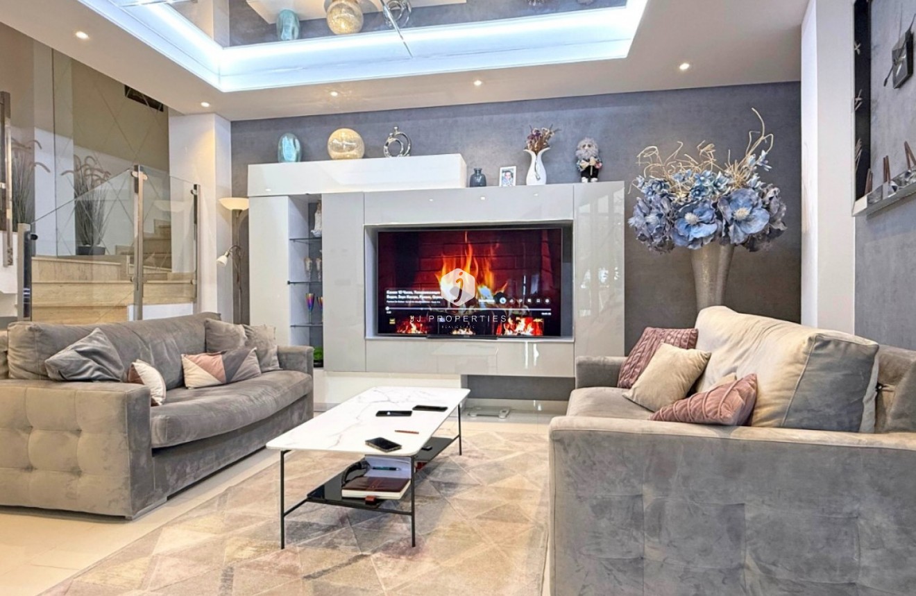 Resale - Villa -
Orihuela Costa - Costa Blanca