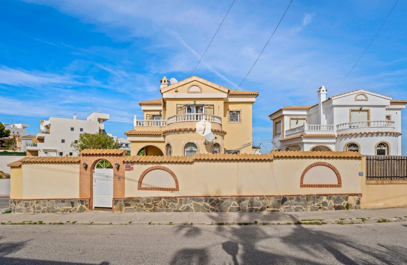 Resale - Villa -
Orihuela Costa - Costa Blanca