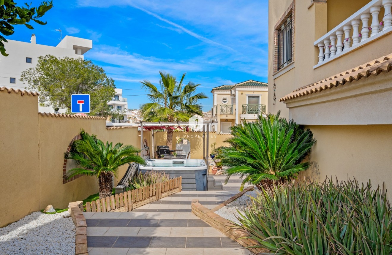 Resale - Villa -
Orihuela Costa - Costa Blanca