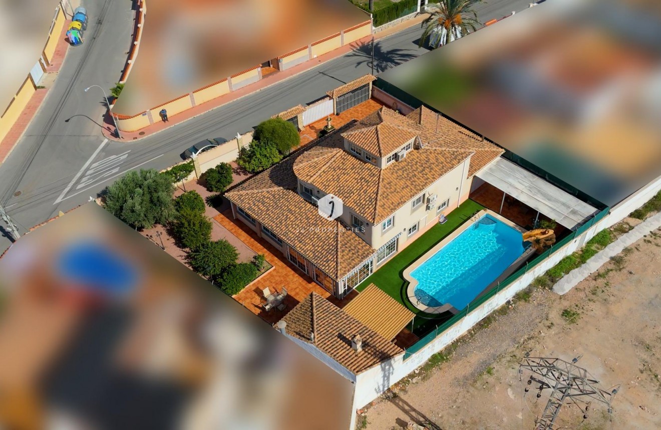 Aus zweiter Hand - Villa -
Torrevieja - El chaparral