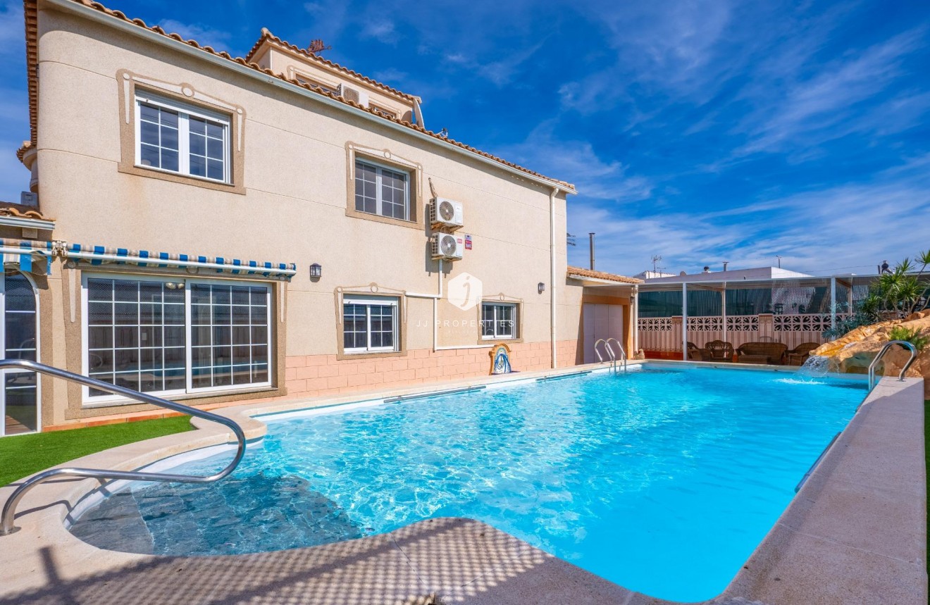 Aus zweiter Hand - Villa -
Torrevieja - El chaparral